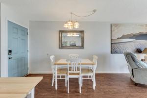 Winds II في كارولينا بيتش: غرفة طعام بها طاولة وكراسي