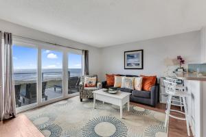 Winds II في كارولينا بيتش: غرفة معيشة مطلة على المحيط