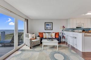 Winds II في كارولينا بيتش: مطبخ وغرفة معيشة مطلة على المحيط