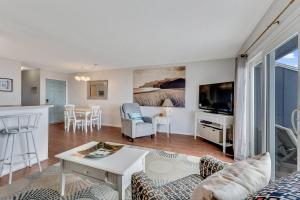 Winds II في كارولينا بيتش: غرفة معيشة بها أريكة وطاولة +25 صورة