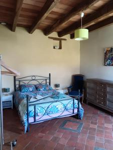 a bedroom with a bed and a dresser at Gîte de l'oeillet in Lhomme