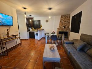 una sala de estar con un sofá y una mesa en Ohanes tu descanso, en Ohanes