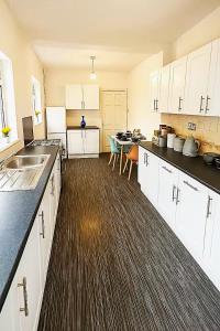 Η κουζίνα ή μικρή κουζίνα στο 5BR House w Garden Near Stadium