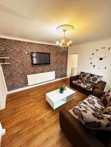 Μια τηλεόραση ή/και κέντρο ψυχαγωγίας στο 5BR House w Garden Near Stadium +15 φωτογραφίες