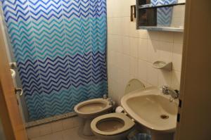 un bagno con un water e un lavandino di Casa Martinez a Colón