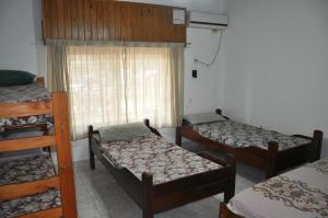 una stanza con tre letti a castello e una finestra di Casa Martinez a Colón