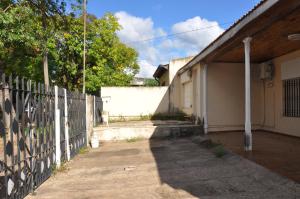 una recinzione è accanto a una casa con un marciapiede di Casa Martinez a Colón
