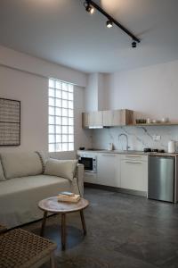 ein Wohnzimmer mit Sofa und Tisch in der Unterkunft Heleon Luxury Apartments in Parga