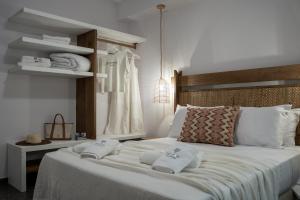 ein Schlafzimmer mit einem Bett mit Handtüchern darauf in der Unterkunft Heleon Luxury Apartments in Parga