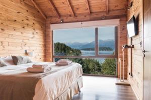 Postel nebo postele na pokoji v ubytování Atardeceres del Lago - Alojamientos con Vista al Lago Villa La Angostura + 149 fotografií