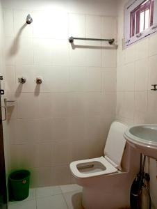 un bagno con un water e un lavandino di My Garden House a Kathmandu