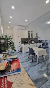 a living room with a table and a kitchen at Casa Hanna4 in Intra