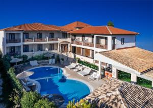 Bazén v ubytování Stamos Hotel nebo v jeho okolí