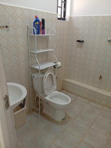 Vannituba majutusasutuses Sahel Executive Studio apartment with separated kitchen and bathroom in another section for cheap accommodation in Elgon View near Eldoret sports club,Rapha Hospital, Naivas supermarket, rupha mall, and Eldoret International Airport +13 fotot