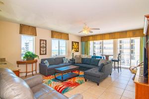 Et opholdsområde på Ocean View at Ocean Breeze Luxury Villas