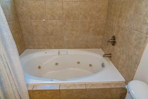 Et badeværelse på Ocean View at Ocean Breeze Luxury Villas