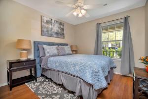 En eller flere senge i et værelse på Relaxing Backyard with Fire Pit and Near Parks