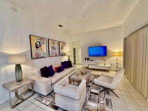 TV a/nebo společenská místnost v ubytování Grand Family Deluxe 4BR House near Disney Parks