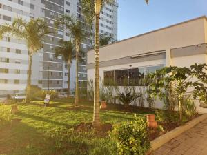 una palmera delante de un edificio en Apto Aconchegante e Excelente localização, en Uberaba