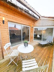 Μπαλκόνι ή βεράντα στο Les Orangers - LOGEMENT INDÉPENDANT - 2 personnes - Patio - PROCHE DES THERMES DE SAUJON, DU GOLF ET DU CENTRE DE ROYAN +14 φωτογραφίες