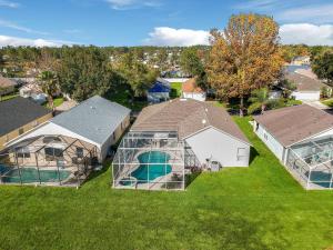 Bazén v ubytování Grand Family Deluxe 4BR House near Disney Parks nebo v jeho okolí