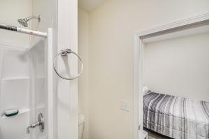 Ένα μπάνιο στο Walkable, Low-Key Waterville Studio with Parking!