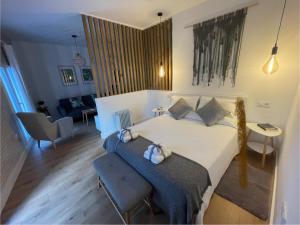 A bed or beds in a room at Torre de Ambroz