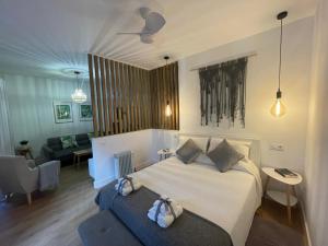 A bed or beds in a room at Torre de Ambroz