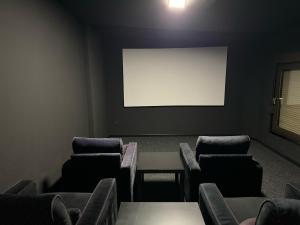 a meeting room with chairs and a white screen at Entspannung pur! Privater Kinosaal & Whirlpool in Essen