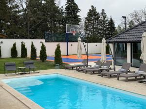 Gallery image of The Crown Pool Villa in Belgrade