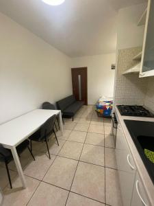 cocina con mesa, sofá y fogones en Stabiae Apartment Central, en Castellammare di Stabia 10 fotos más