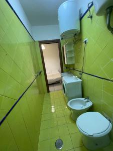 un baño con inodoro y lavabo en Stabiae Apartment Central, en Castellammare di Stabia