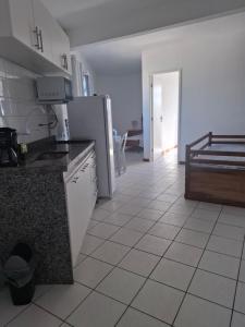 Kuchyň nebo kuchyňský kout v ubytování Apt Praia do Sique 12