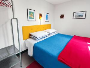 Ένα ή περισσότερα κρεβάτια σε δωμάτιο στο Cozy Vacation Rental in Peaceful Peral, Portugal