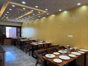 a row of tables and chairs in a restaurant at Attic cozy retreat by high rise inn kufri in Kūfrī