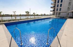 Bazén v ubytování F1 - Orchid 1BR Waters Edge Canal View Yas Island - Theme Parks nebo v jeho okolí