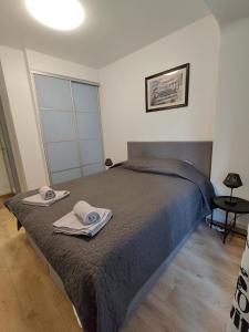 ein Schlafzimmer mit einem Bett mit Handtüchern darauf in der Unterkunft Rachelle in Blankenberge