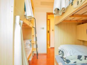 Voodi või voodid majutusasutuse Yiweidu Youth Apartment toas