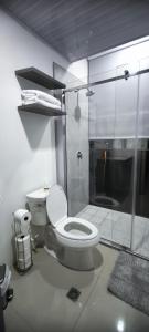 a bathroom with a shower with a toilet and a glass shower stall at Apartamento en el centro de Matagalpa in Matagalpa