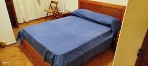 - une chambre avec un lit doté d'une couverture bleue dans l'établissement Residencial Soares, à Espargos