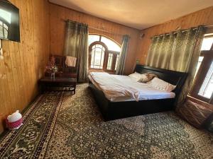 a bedroom with a bed and a window at Peak View Guest House Gurez in Wāmpor