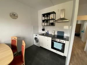 Dapur atau dapur kecil di Monteur und Ferienwohnung in Magdeburg mit 3 Schlafzimmern 6 Personen BTR 174