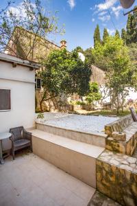 eine Terrasse mit einer Bank und einem Tisch in der Unterkunft Anchi Guesthouse in Dubrovnik