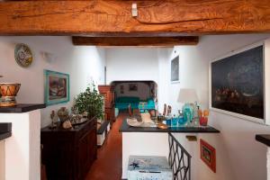 a living room with a counter top in a room at Casa al Castello in Lerici