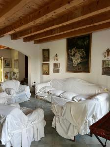 uma sala de estar com sofás brancos num quarto em Villa in Valpolicella em San Pietro in Cariano mais 15 fotografias