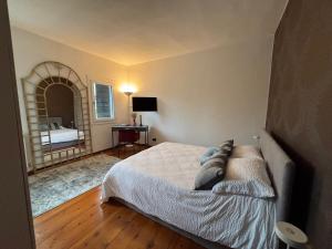 a bedroom with a bed and a mirror at Casa Francesca in Mogliano Veneto