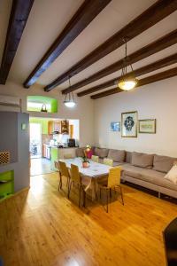ein Wohnzimmer mit Tisch und Couch in der Unterkunft Anchi Guesthouse in Dubrovnik