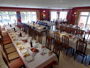 A restaurant or other place to eat at Hotel Azpiazu Még 37 kép