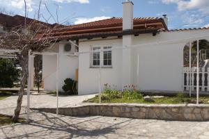 里耶卡Kuća za odmor Vila Elza的红屋顶的白房子