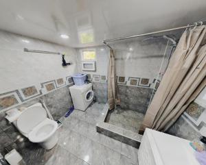 Koupelna v ubytování Iveri House